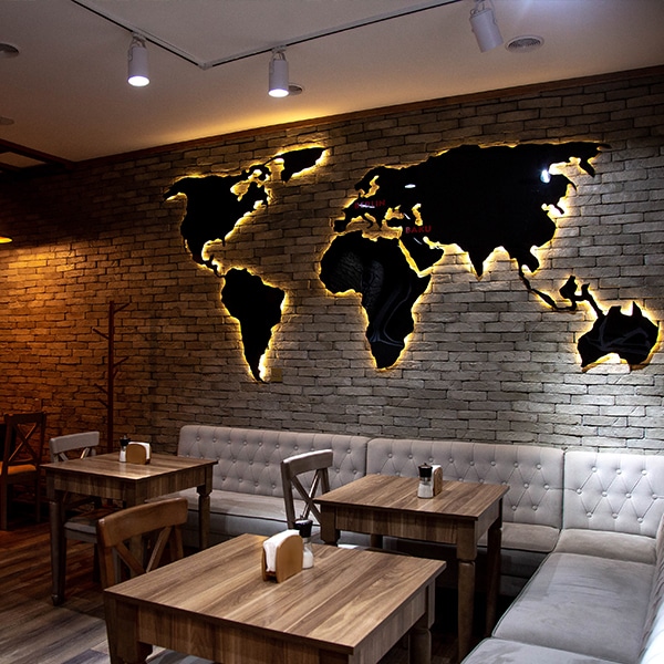 décoration murale planisphère lumineux de restaurant